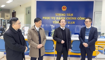 Chủ tịch UBND tỉnh Nguyễn Đăng Bình nắm tình hình công tác đầu năm tại Trung tâm Phục vụ hành chính công 