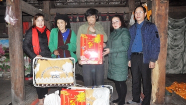 Đồng chí Hoàng Thị Duyên, Ủy viên BTV huyện ủy, Chủ tịch HĐND huyện (người thứ hai bên phải) và đoàn công tác thăm, tặng quà hộ nghèo tại thôn Nà Tậu xã Công Bằng