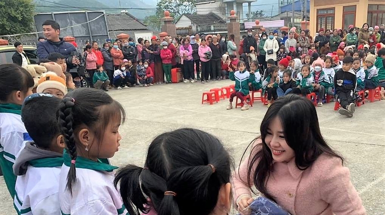 Hoa hậu các dân tộc Việt Nam tặng quà tại xã Mỹ Thanh