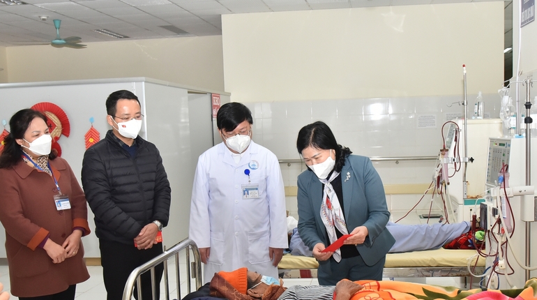 Đồng chí Phó Bí thư Thường trực Tỉnh ủy thăm, kiểm tra công tác trực Tết tại Bệnh viện Đa khoa tỉnh