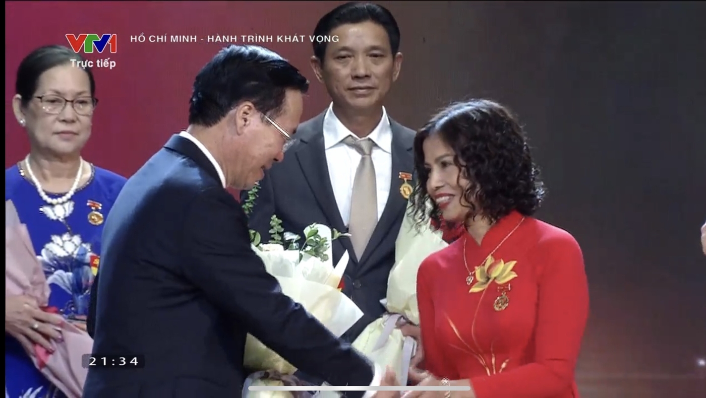Cô giáo Nguyễn Thị Nụ nhận hoa từ Chủ tịch nước Võ Văn Thưởng.