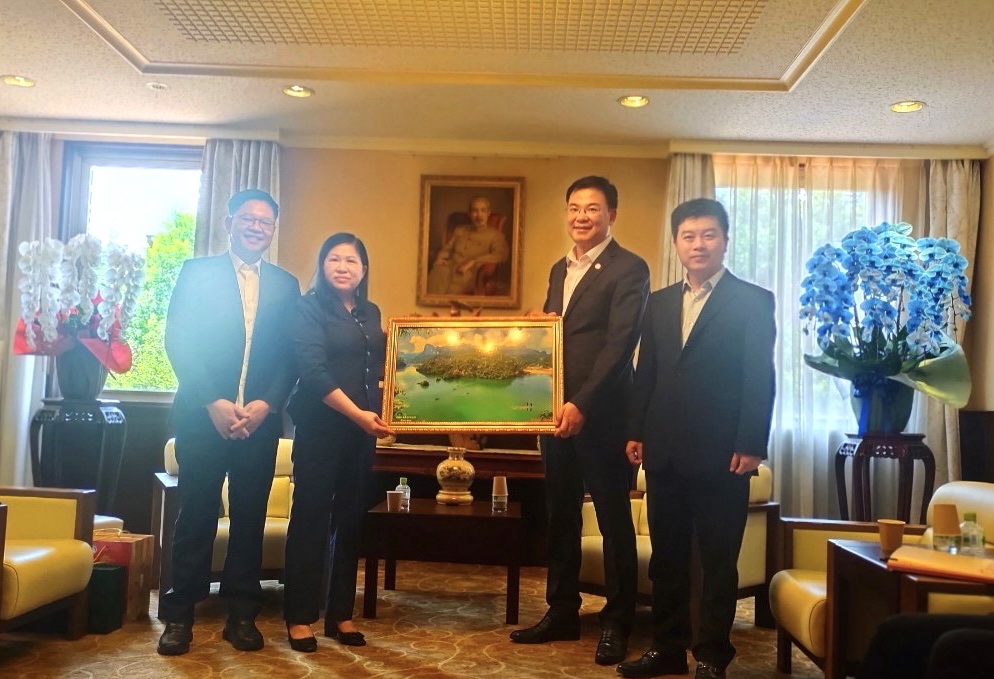 Các đồng chí lãnh đạo tỉnh Bắc Kạn đến thăm, tặng quà cho đại diện Đại sứ quán Việt Nam tại Nhật Bản. ảnh 1