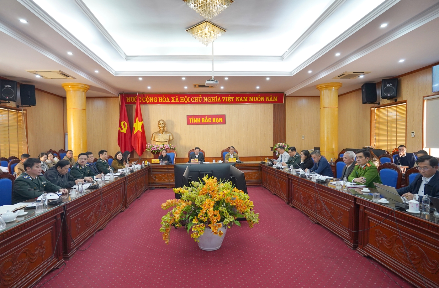 Đồng chí Nguyễn Đăng Bình, Phó Bí thư Tỉnh ủy, Chủ tịch UBND tỉnh dự hội nghị tại điểm cầu trực tuyến tỉnh Bắc Kạn.