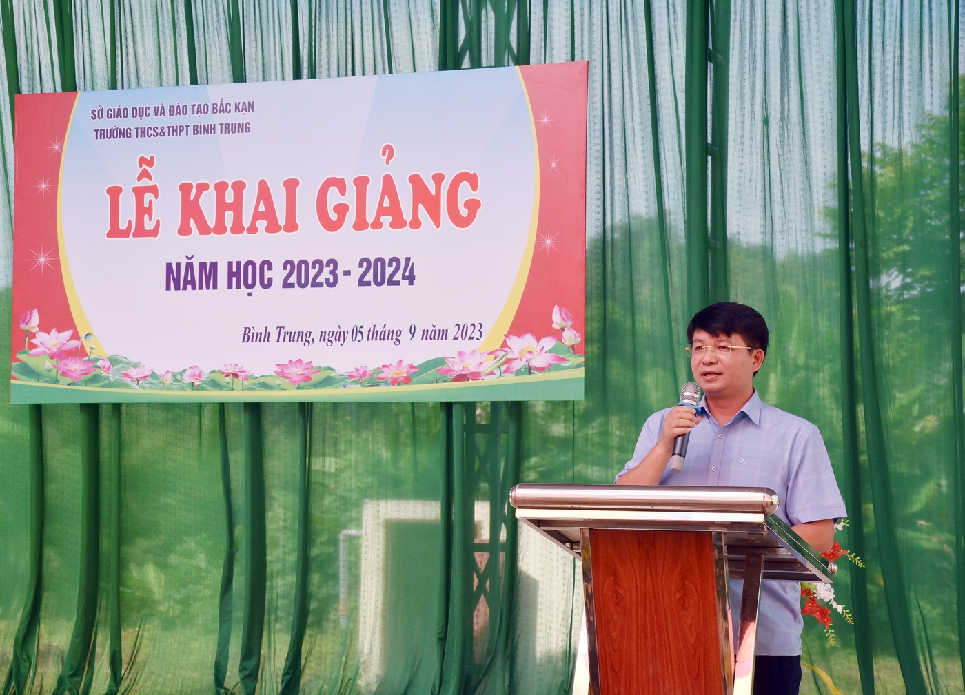 Đồng chí Nông Quang Nhất dự Lễ khai giảng năm học mới tại huyện Chợ Đồn