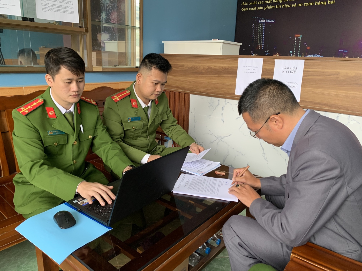 Phòng Cảnh sát quản lý hành chính về TTXH Công an tỉnh kiểm tra tại điểm kinh doanh pháo hoa số 02, phường Phùng Chí Kiên, thành phố Bắc Kạn.