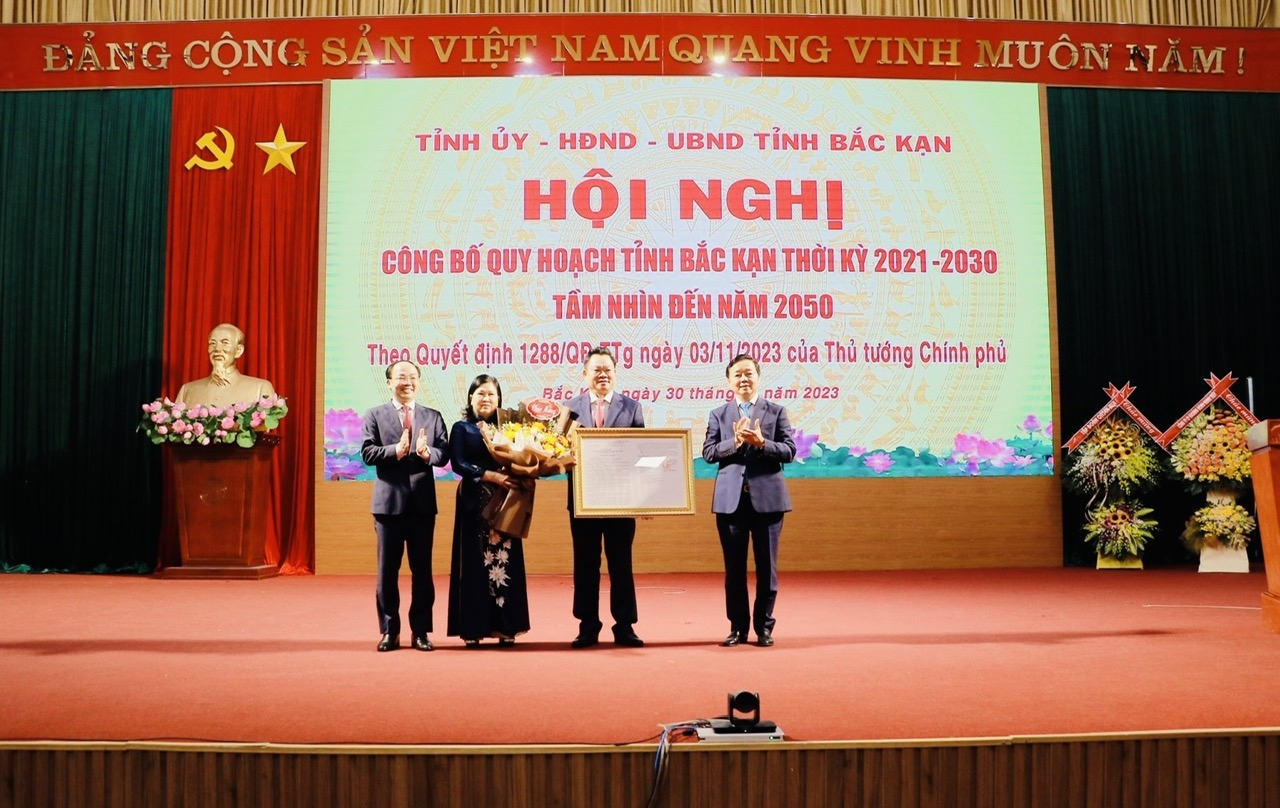 Phó Thủ tướng Chính phủ Trần Hồng Hà trao Quyết định của Thủ tướng Chính phủ về việc phê duyệt Quy hoạch tỉnh Bắc Kạn thời kỳ 2021-2030, tầm nhìn đến năm 2050 cho lãnh đạo tỉnh Bắc Kạn