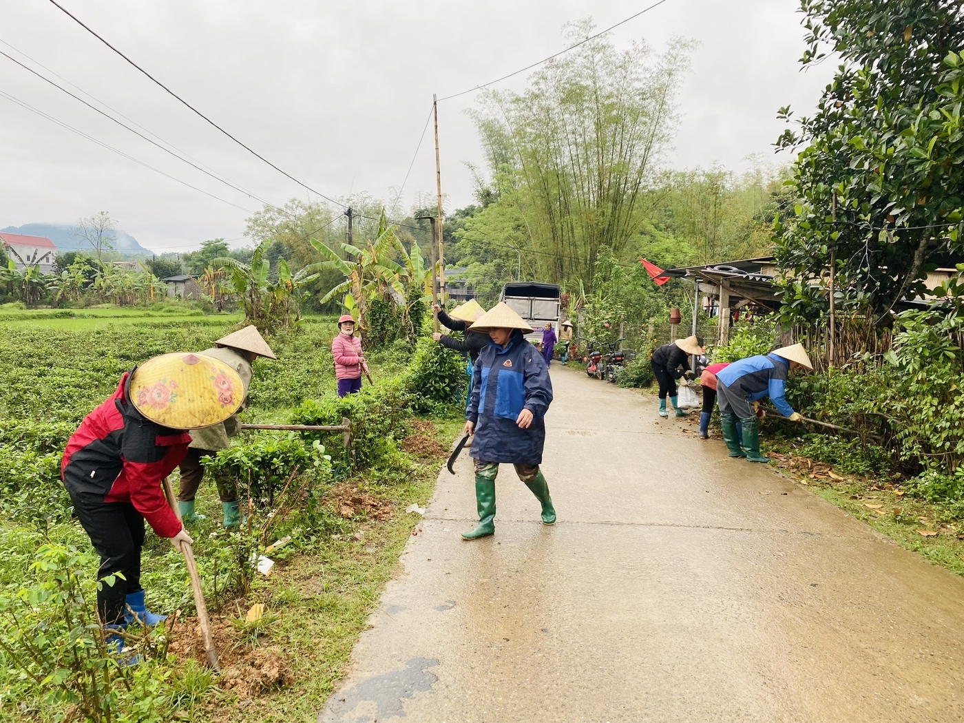 Chị em phụ nữ thôn Nà Đon, xã Kim Lư (Na Rì) trồng hoa xây dựng mô hình điểm.