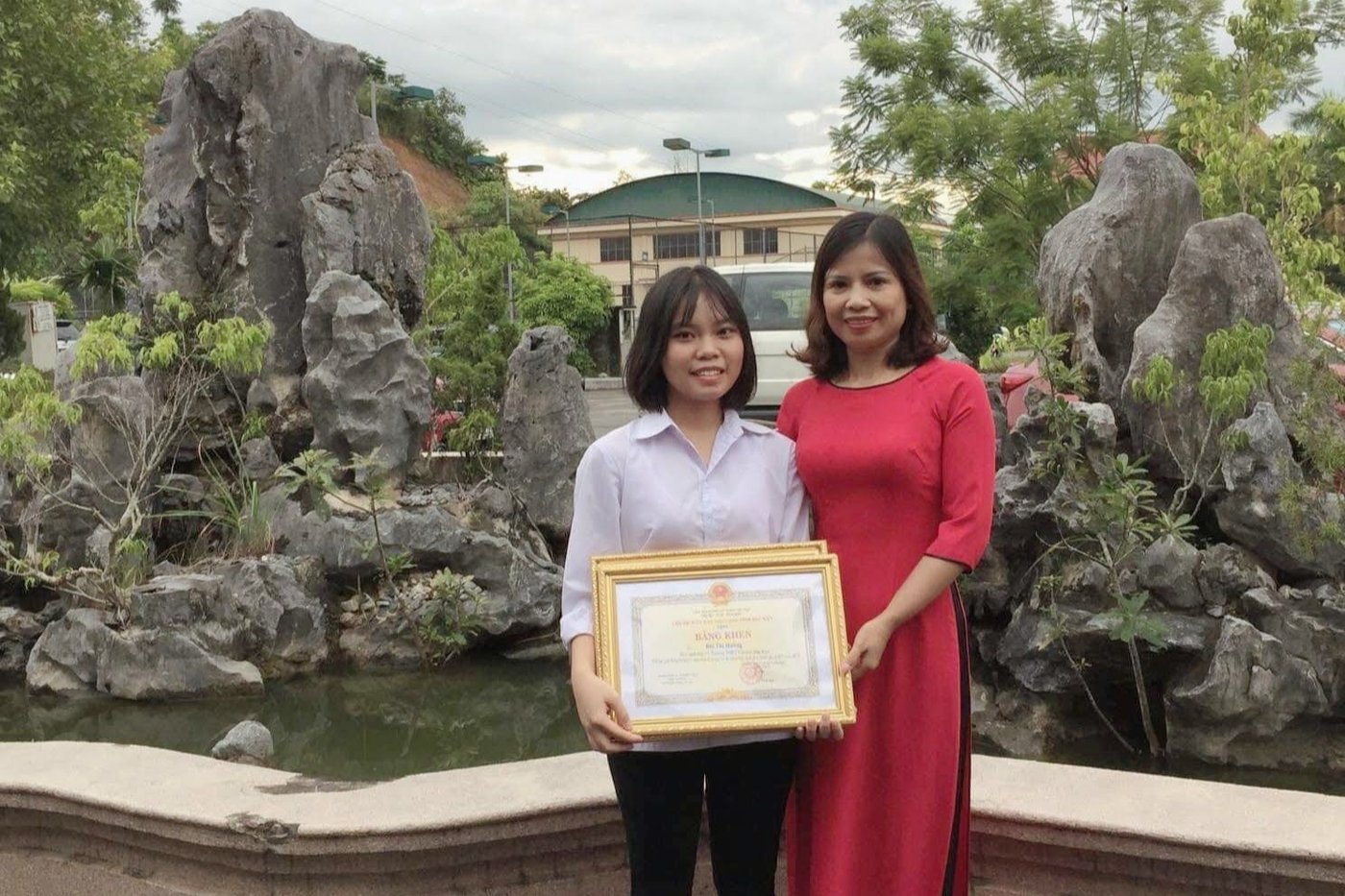 Cô Nguyễn Thị Nụ chia sẻ niềm vui với học sinh đạt giải kỳ thi học sinh giỏi quốc gia môn Địa lí.