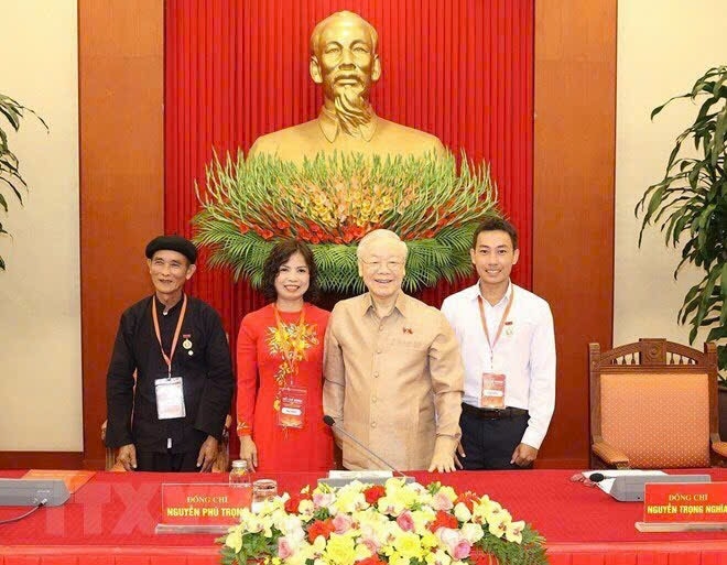 Cô giáo Nguyễn Thị Nụ chụp ảnh lưu niệm cùng Tổng Bí thư Nguyễn Phú Trọng.