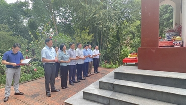 Đồng chí Bí thư Tỉnh ủy Hoàng Duy Chinh dâng hương tại Di tích lịch sử Nà Pậu