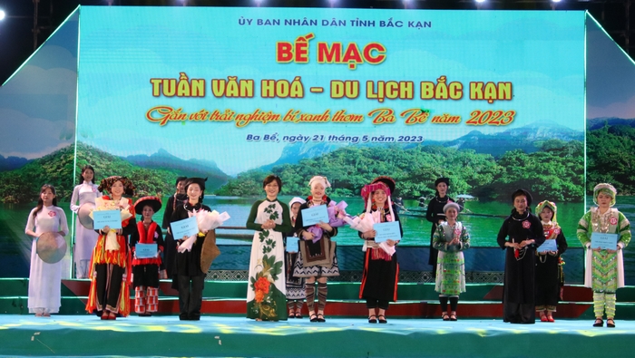Thí sinh Lê Minh Nguyệt giành giải Nhất Hội thi “Người đẹp trong trang phục truyền thống các dân tộc tỉnh Bắc Kạn”. ảnh 5