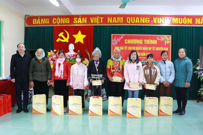 Chủ tịch UBND tỉnh Nguyễn Đăng Bình trao quà Tết tại xã Phúc Lộc, Bành Trạch ảnh 2