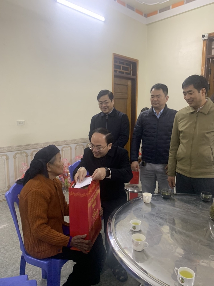 Chủ tịch UBND tỉnh Nguyễn Đăng Bình trao quà Tết tại xã Phúc Lộc, Bành Trạch ảnh 1
