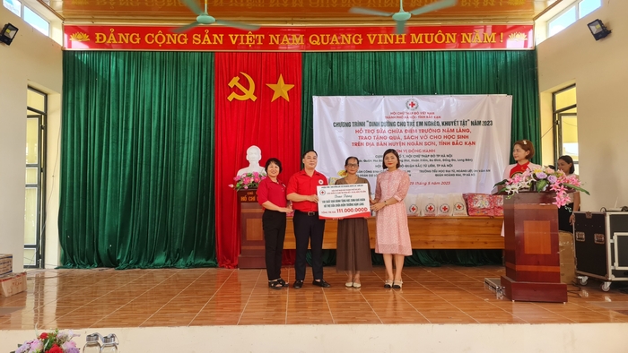 Hội Chữ thập đỏ TP. Hà Nội trao quà cho học sinh nghèo xã Đức Vân ảnh 1
