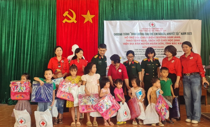 Hội Chữ thập đỏ TP. Hà Nội trao quà cho học sinh nghèo xã Đức Vân ảnh 2
