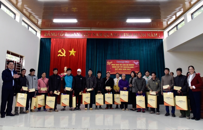 Đồng chí Bí thư Tỉnh ủy Hoàng Duy Chinh trao quà Tết tại xã Đôn Phong ảnh 2