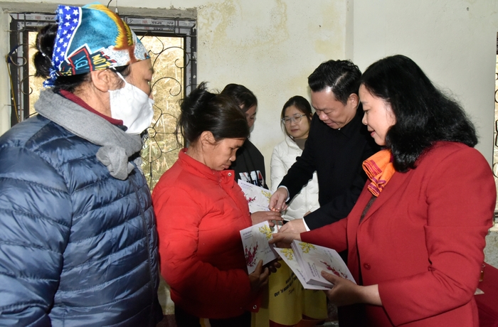 Đồng chí Bí thư Trung ương Đảng, Trưởng ban Dân vận Trung ương Bùi Thị Minh Hoài thăm, tặng quà tại Bắc Kạn ảnh 7