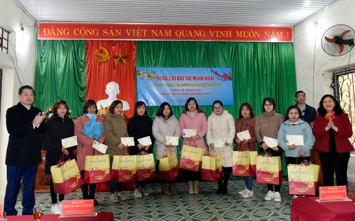 Đồng chí Bí thư Trung ương Đảng, Trưởng ban Dân vận Trung ương Bùi Thị Minh Hoài thăm, tặng quà tại Bắc Kạn ảnh 6