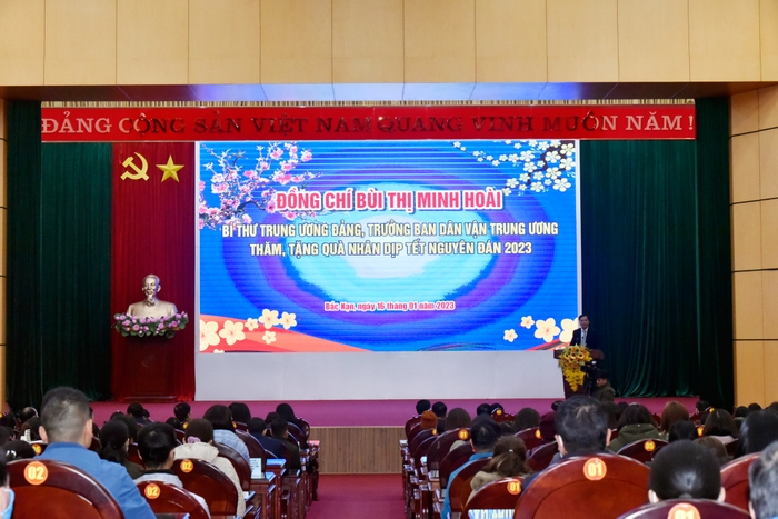 Đồng chí Bí thư Trung ương Đảng, Trưởng ban Dân vận Trung ương Bùi Thị Minh Hoài thăm, tặng quà tại Bắc Kạn ảnh 1
