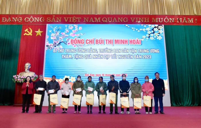 Đồng chí Bí thư Trung ương Đảng, Trưởng ban Dân vận Trung ương Bùi Thị Minh Hoài thăm, tặng quà tại Bắc Kạn ảnh 3