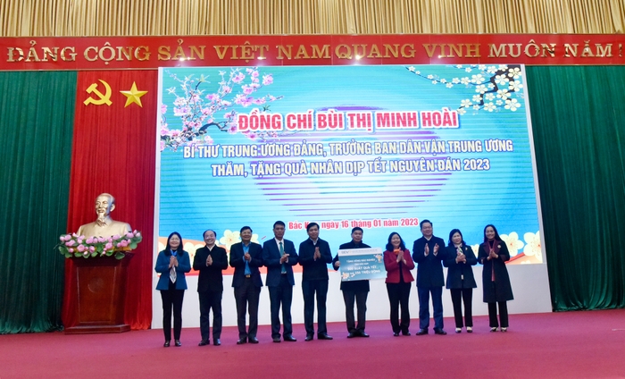 Đồng chí Bí thư Trung ương Đảng, Trưởng ban Dân vận Trung ương Bùi Thị Minh Hoài thăm, tặng quà tại Bắc Kạn ảnh 9