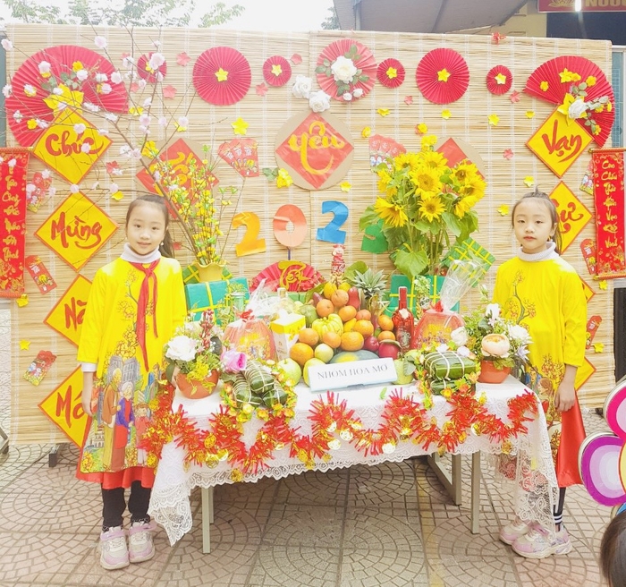 Học sinh Trường Tiểu học Phùng Chí Kiên, TP. Bắc Kạn bên gian hàng trưng bày Ngày tết quê em.