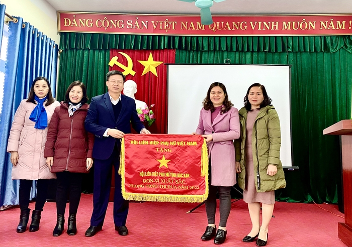 Thừa ủy quyền Trung ương Hội LHPN Việt Nam, đồng chí Phạm Duy Hưng, Phó Chủ tịch UBND tỉnh trao Cờ thi đua đơn vị xuất sắc cho Hội LHPN tỉnh.