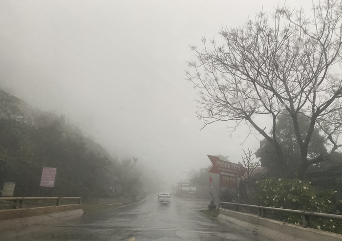 Sương mù dày gây khó khăn trong quan sát cho người tham gia giao thông.