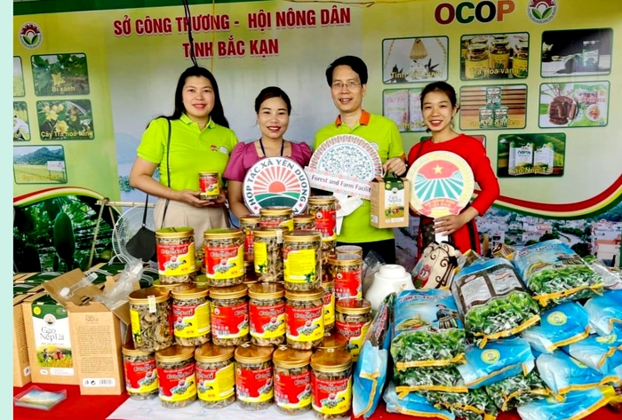 Sản phẩm OCOP của tỉnh được giới thiệu, quảng bá tại tỉnh Sơn La năm 2022.