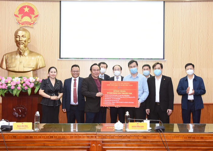 Đại diện Hiệp hội Nhà vệ sinh Việt Nam tài trợ từ thiện cho tỉnh Bắc Kạn.