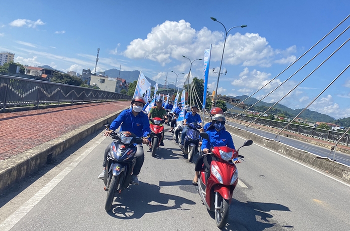 Đoàn viên thanh niên diễu hành trên các tuyến đường nội thị (tại TP. Bắc Kạn) hưởng ứng Ngày Chuyển đổi số quốc gia và của tỉnh.