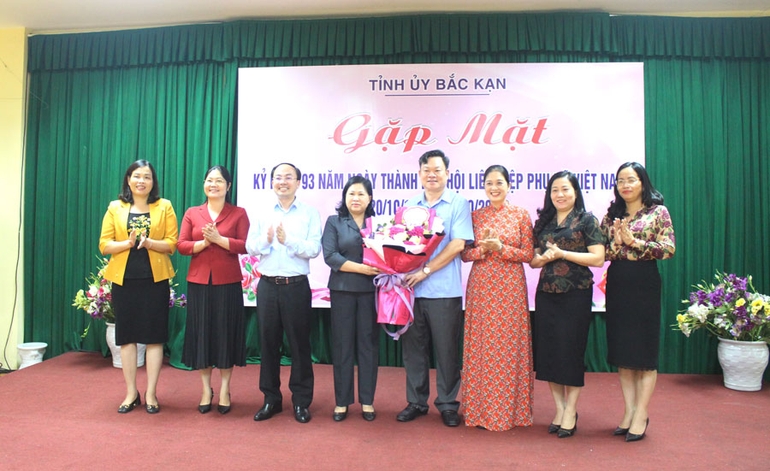 Gặp mặt cán bộ nữ nhân dịp Kỷ niệm 93 năm Ngày thành lập Hội LHPN Việt Nam
