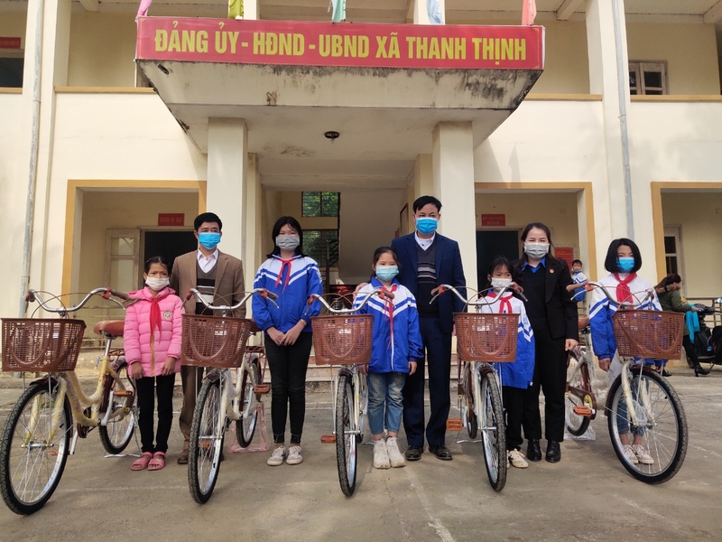 Trao tặng xe đạp cho học sinh có hoàn cảnh khó khăn  Báo Bắc Kạn điện tử